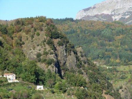 Un tratto, dello sperone roccioso, del Colle della Capriola