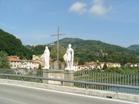 Ponte a Moriano - Le due statue al centro del ponte