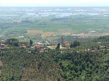 La pieve e la valle sottostante