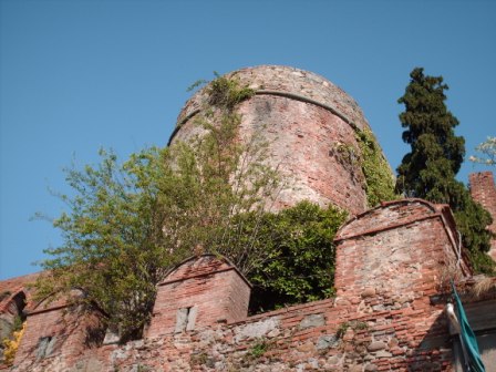 La torre di Cosimo I dei Medici, della fortezza del Cerruglio