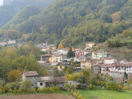 Sullo sfondo l'antica chiesa medievale  di Sant'Andrea