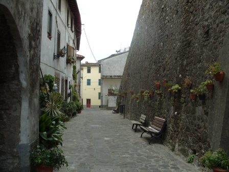La via principale di Ghivizzano castello
