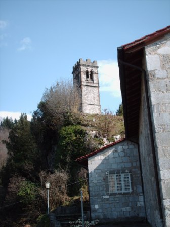 L'antica torre della rocca trasformata in campanile