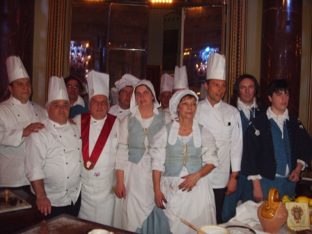 Gli chef della Brigata del Quirinale e quelli dell'Associazione Cuochi Lucchesi, con I Mestieranti dei Buonvisi
