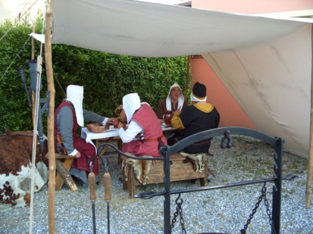 Cena medievale, all'interno del mercato medievale