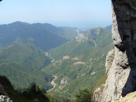 The Versilia seen by the "Hole" of the Perforated mountain